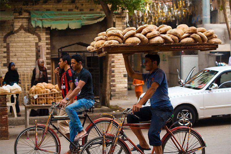 101105 cairo egypt bread delivery bicycle bike head tray travel photography MG 4262
